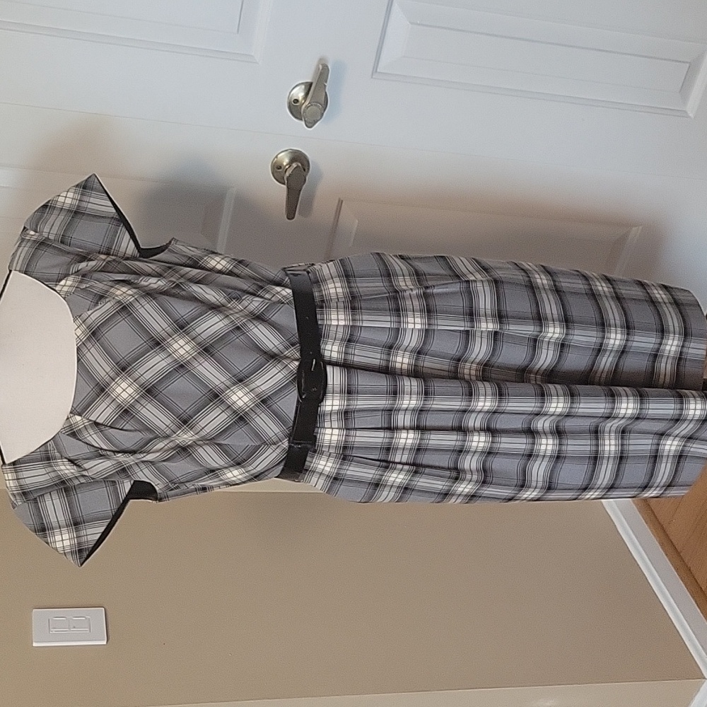 Tahari Gray Plaid Sheath Dress Size 12 Belted Cap Sleeve Career Pockets
